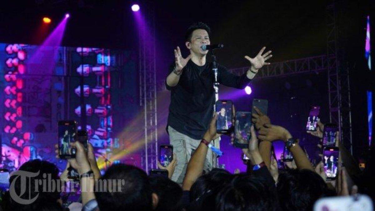 Ariel NOAH menghibur warga Makassar lewat konser bertema
