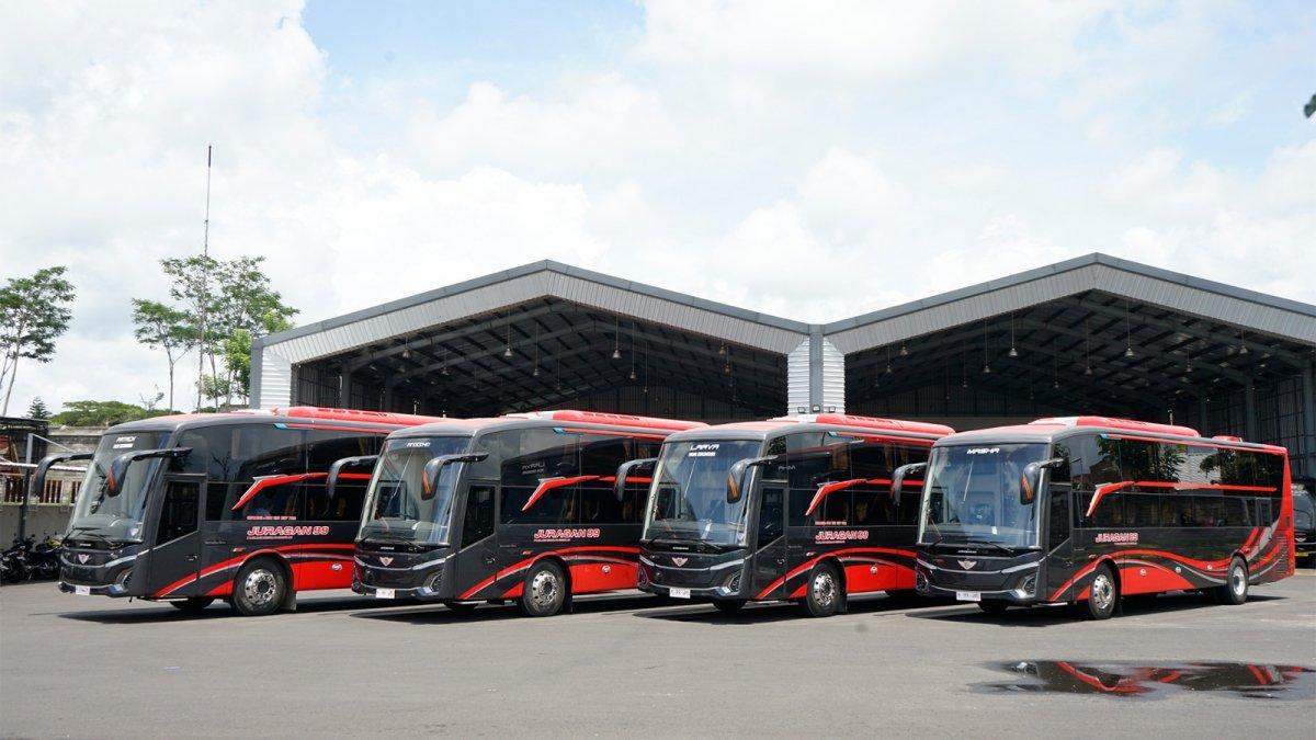 Deretan armada Juragan99 Trans siap melayani penumpang dengan fasilitas lengkap dan sistem ETA real-time.
