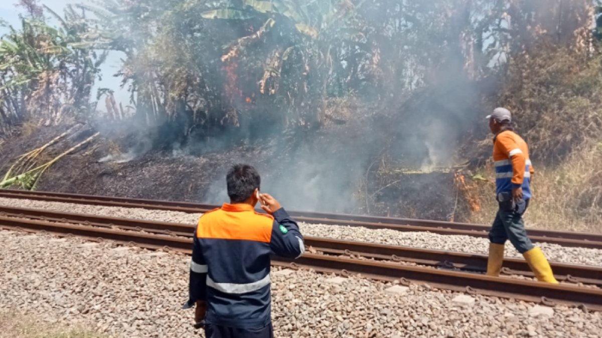 Asap dari pembakaran sampah di sepanjang rel kereta api. PT KAI menjelaskan dampak atau bahaya yang akan terjadi apabila ada masyarakat nekat membakar sampah di sepanjang jalur rel kereta api.