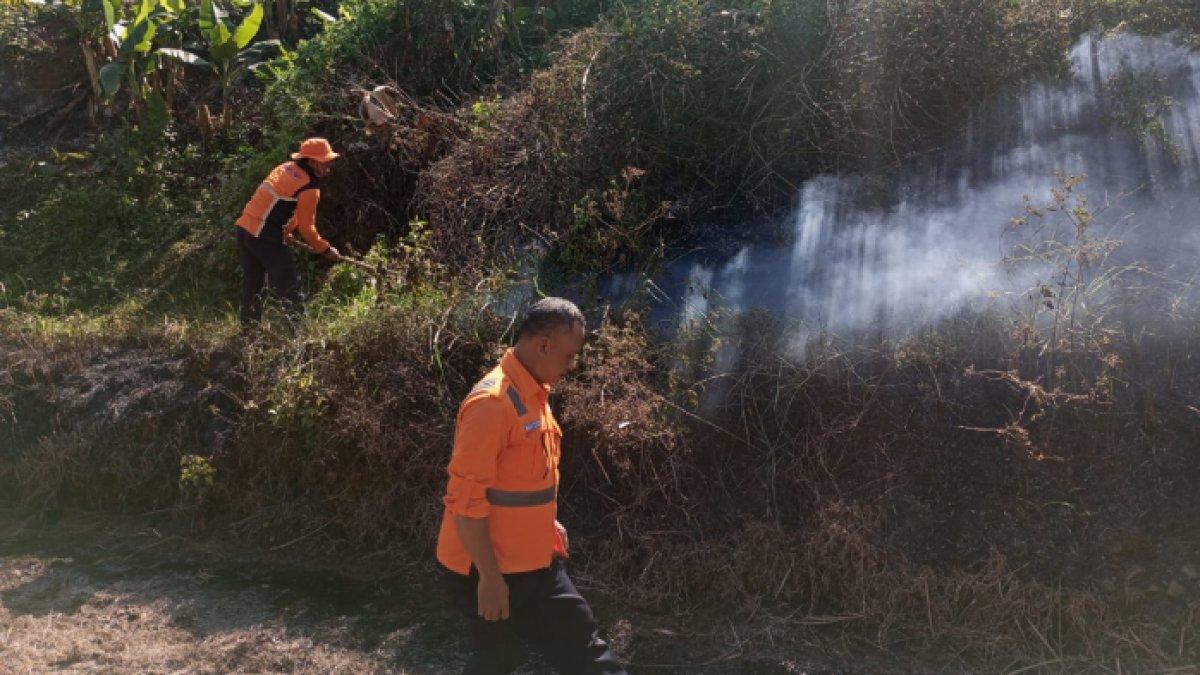 Asap dari pembakaran sampah di sepanjang rel kereta api. PT KAI menjelaskan dampak atau bahaya yang akan terjadi apabila ada masyarakat nekat membakar sampah di sepanjang jalur rel kereta api.