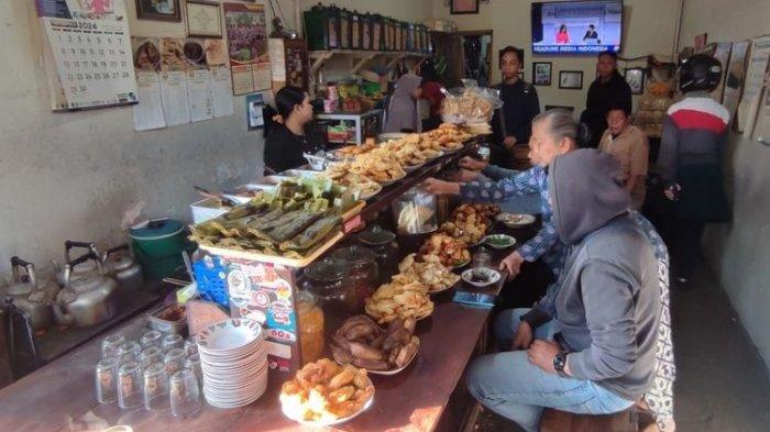 KEKHASAN WARUNG JADOEL - Tatanan makanan yang tersaji di Warung Jadoel, Temanggung, Sabtu (14/9/2024).