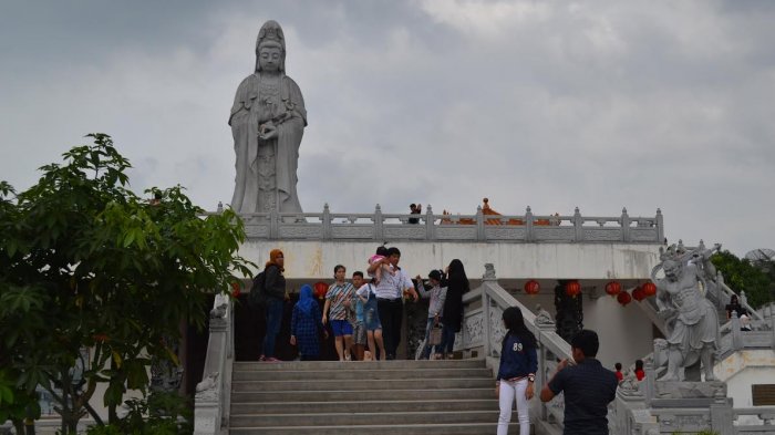 Suasana di Vihara Avalokitesvara yang terletak di Jalan Pusuk Buhit, Karo, Siantar Sel, Kota Pematang Siantar, Sumatera Utara, pada sore hari ramai pengunjung