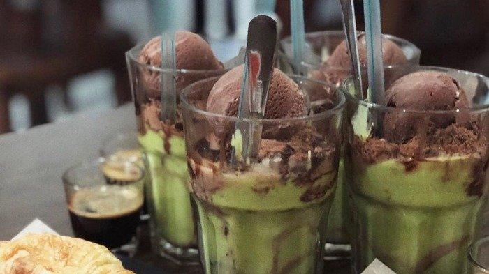 Avocado Coffee Float merupakan menu andalan di Macehat Coffee Medan