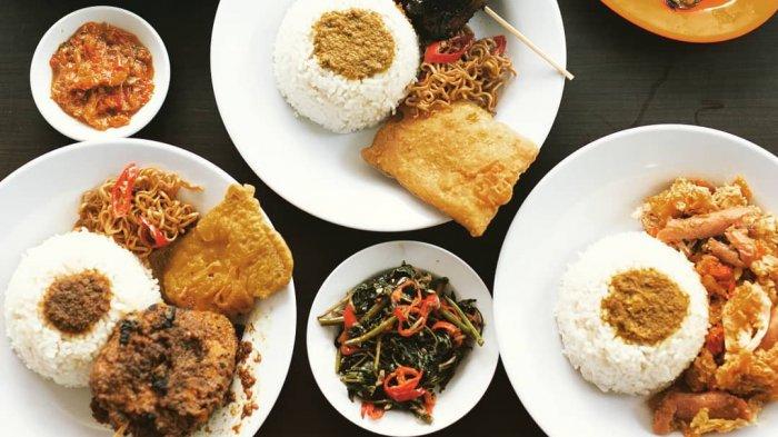 Sejumlah menu yang disajikan Ayam Bawang Cak Per yang berlokasi di Jl. Soekarno Hatta No.12, Jatimulyo, Lowokwaru, Malang, Jawa Timur.