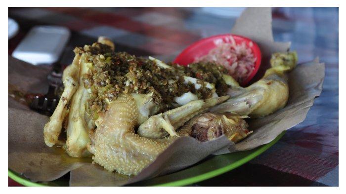 Ilustrasi sajian ayam betutu khas Bali yang cocok untuk menu makan siang enak di Jakarta.