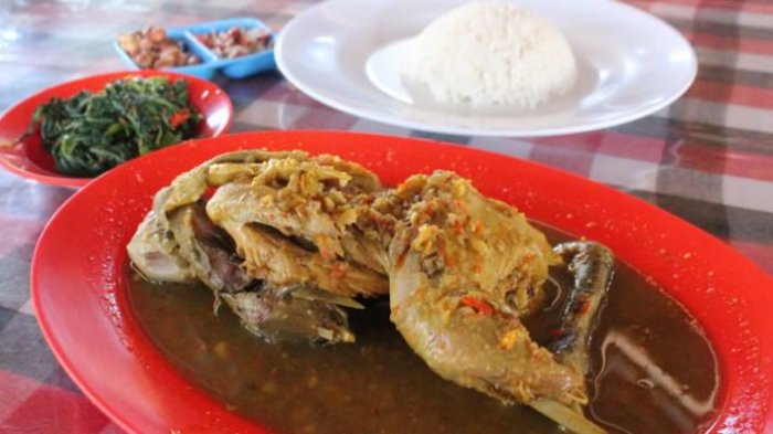 Ayam betutu gilimanuk dengan kuah khas bumbu Bali.
