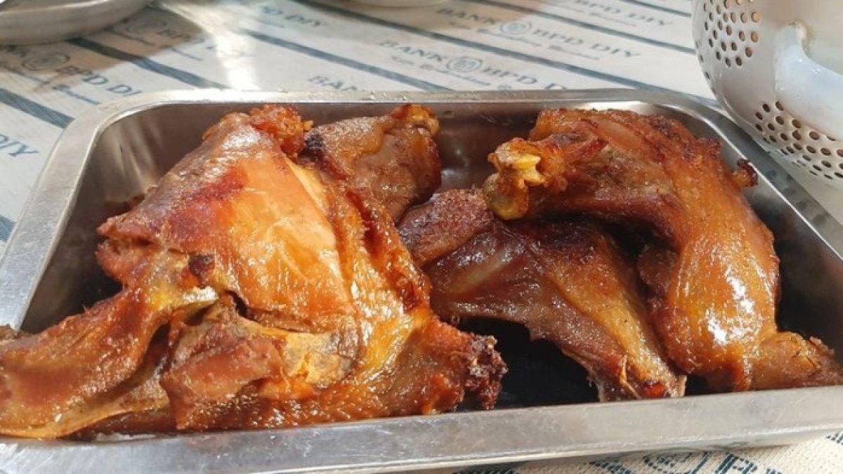 Ilustrasi hidangan ayam goreng untuk makan malam enak.