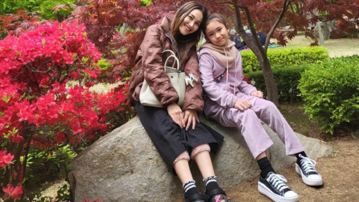 Ayu Ting Ting dan anaknya mengunjungi Nami Island saat liburan ke Korea Selatan.