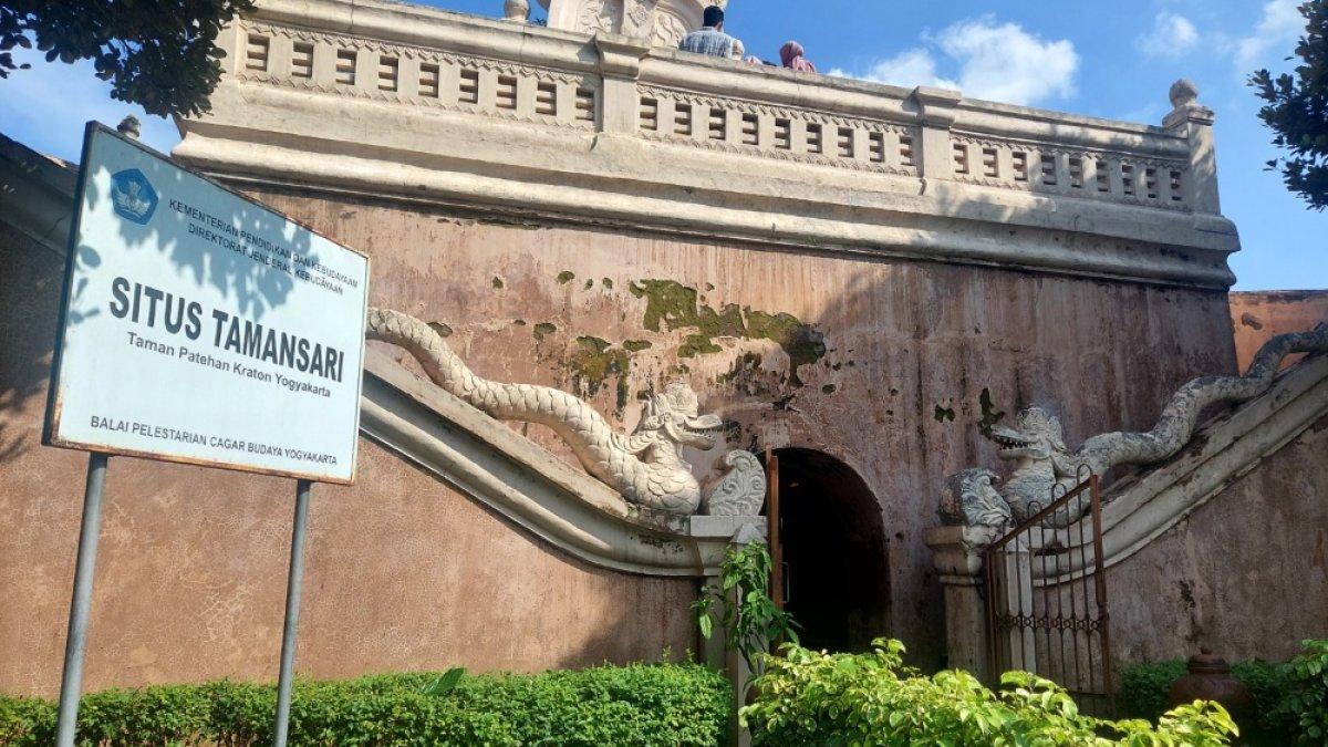 Bagian depan Taman Sari, tempat wisata hits di Jogja buat liburan.