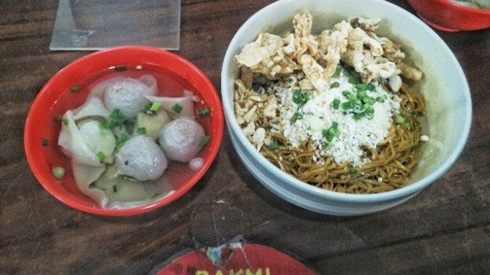 Hasil sajian bakmi komplit khas Kedai Bakmi Apin yang lengkap dengan topping bakso dan pangsit.