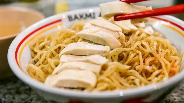 Bakmi Asuk, satu warung bakmi di Jakarta Utara yang terkenal enak dan cocok buat makan siang.
