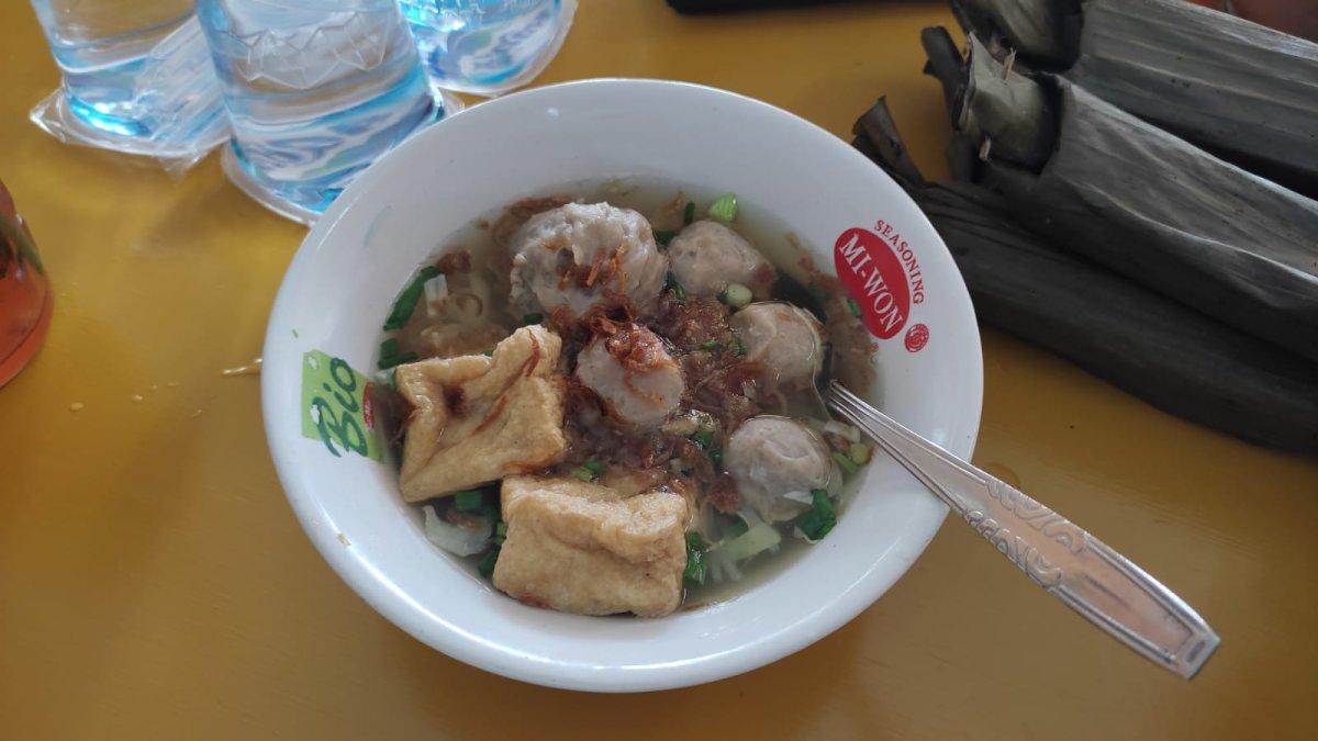 Satu porsi sajian Bakso Barongan Pak Pri, tempat makan siang di Lamongan yang legendaris sejak 1987.