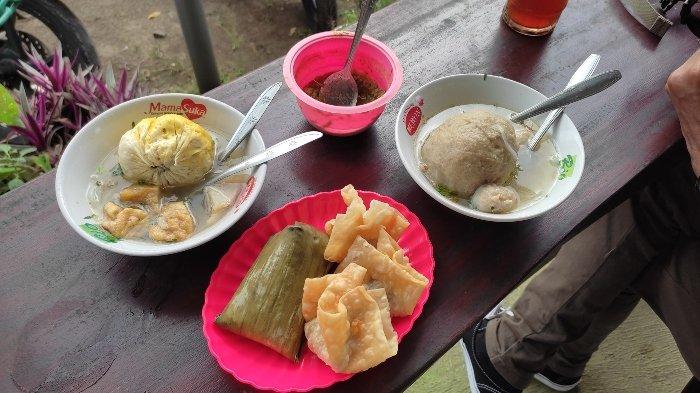 Menu bakso kabut jumbo dan bakso rudal lapis di warung Bakso Kabut Bu Juhairiyah, Jember, Jawa timur.