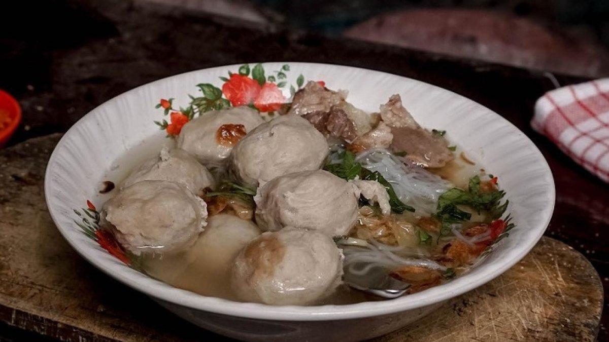 Bakso Pak Ruk, rekomendasi tempat makan siang enak di Solo.