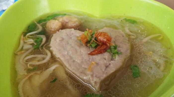 Bakso ranjau cinta di Kedai Mie Ayam & Bakso Kotak 60, Bandar Lampung.
