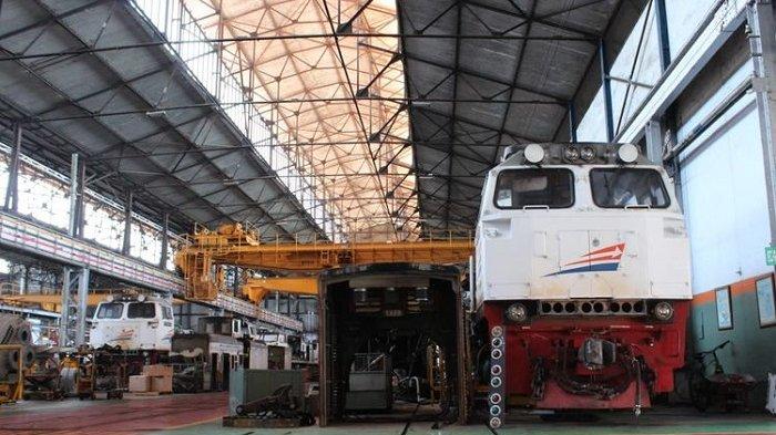 Ilustrasi kereta api yang tengah mendapatkan perawatan di Depo Sidotopo.