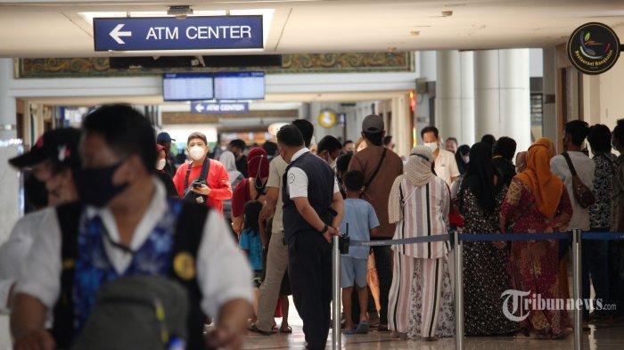 Suasana Bandara Juanda yang ramai penumpang, Sidoarjo, Jawa Timur, Jumat (24/12/2021).