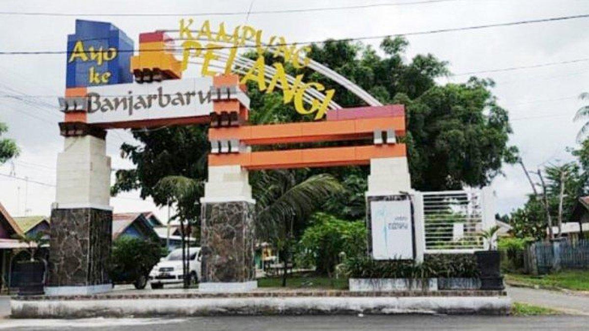 Gapura masuk tempat wisata Kampung Pelangi di Banjarbaru.