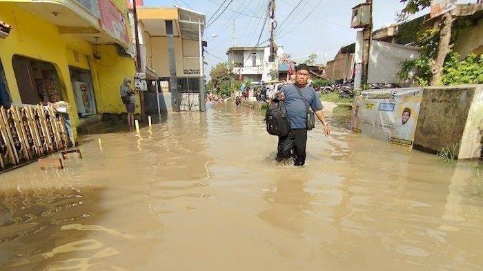 Ribuan rumah di Dayeuhkolot, Kabupaten Bandung, Jawa Barat, terendam banjir hingga 1,2 meter pada Senin (8/1/2024).