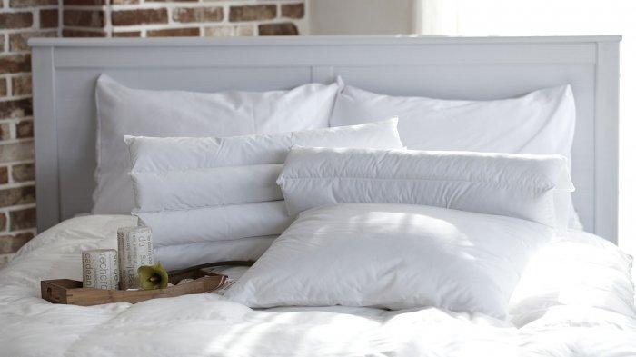 Bantal di kamar hotel.