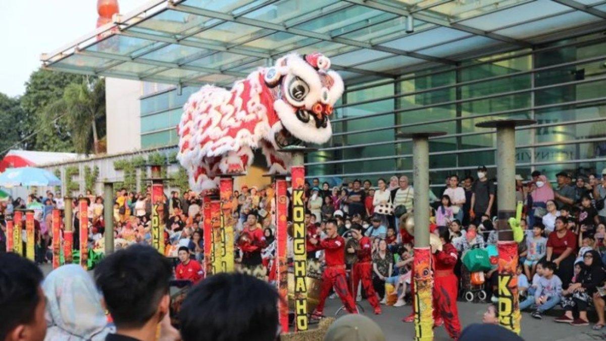 Pertunjukan memukau dari atraksi barongsai dalam acara Jakarta Fair tahun lalu.