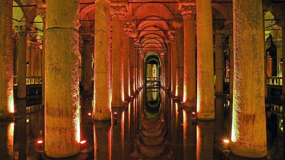 Basilica Cistern, satu tempat wisata hits di Istanbul Turki.
