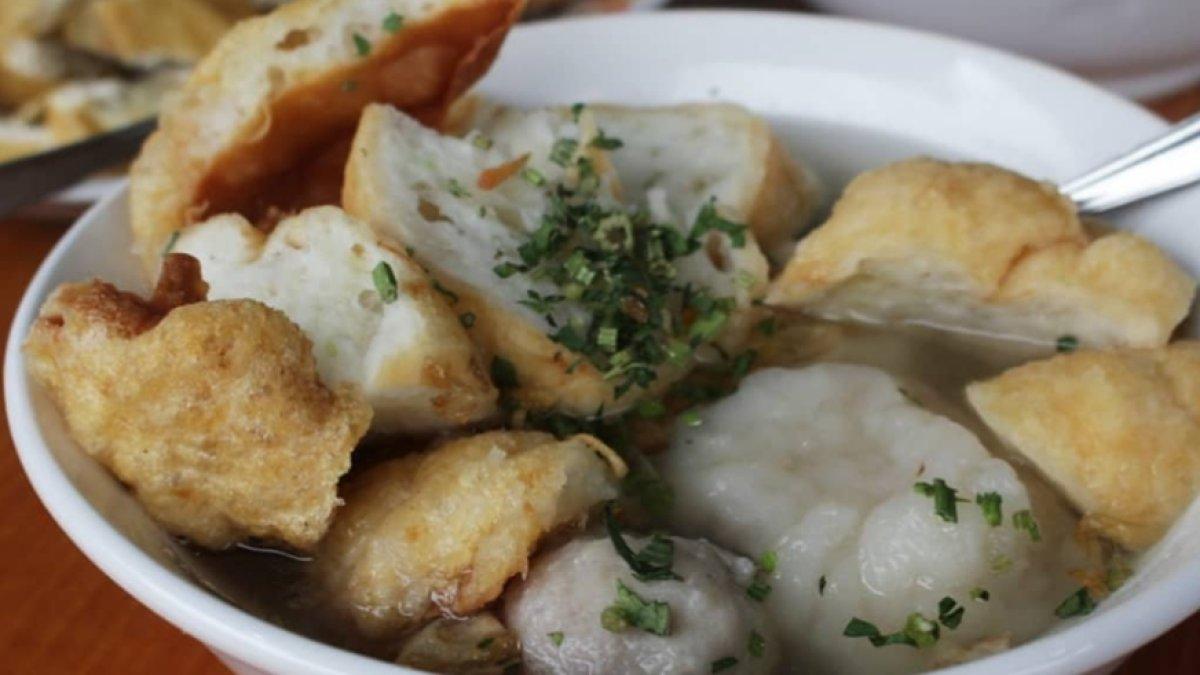Batagor dan Baso Cuankie Serayu di Bandung, Jawa Barat.