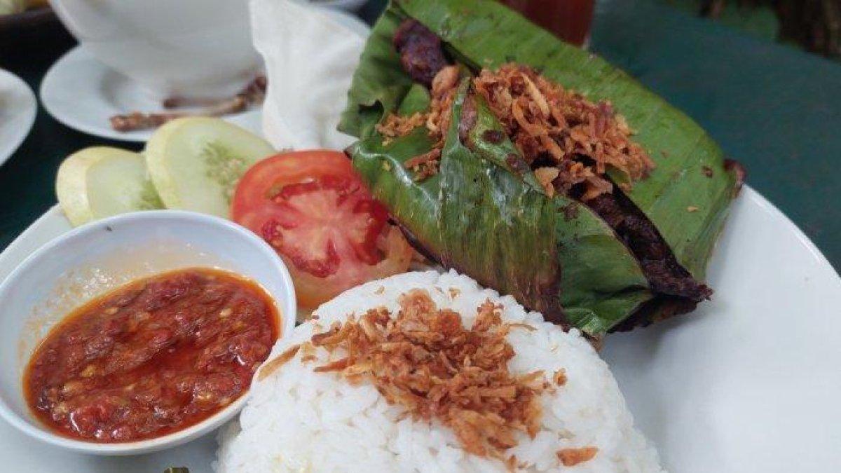 Bebek Bacem Bakar Perdikan. Bebek ini memiliki citarasa yang manis gurih, dan dibakar dengan menggunakan daun pisang.
