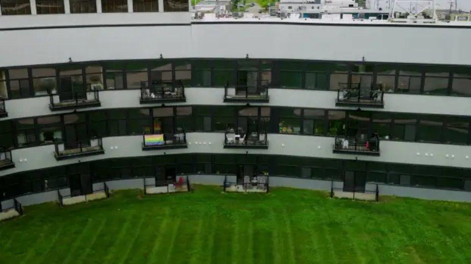 Pria membeli bekas stadion yang terbengkalai lalu mengubahnya menjadi apartemen mewah yang kini viral di media sosial X.
