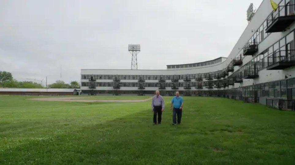 Pria membeli bekas stadion yang terbengkalai lalu mengubahnya menjadi apartemen mewah yang kini viral di media sosial X.