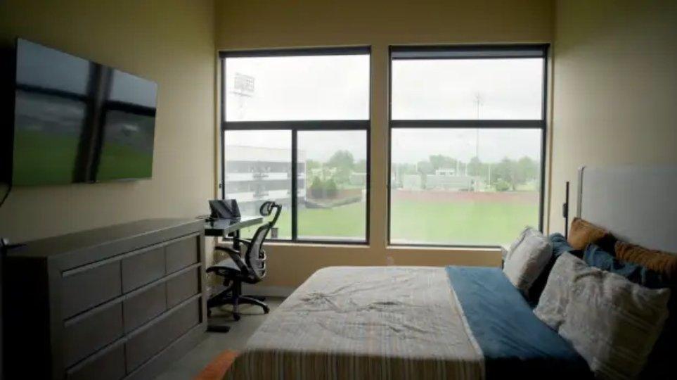 Pria membeli bekas stadion yang terbengkalai lalu mengubahnya menjadi apartemen mewah yang kini viral di media sosial X.