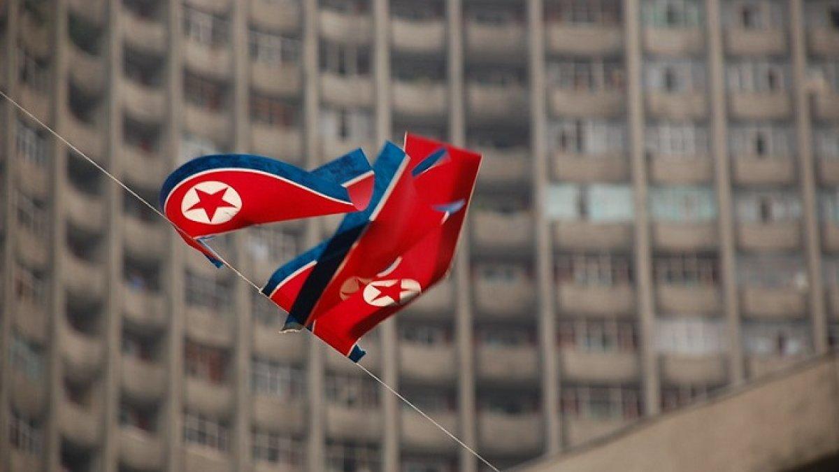 Pemerintah Korea Utara melarang warganya untuk menonton atau mendistribusikan hiburan Korea Selatan. Belum lama ini, sebuah video viral menunjukkan dua remaja laki-laki asal Korea Utara berusia dihukum 12 tahun kerja paksa setelah ketahuan menonton drakor.