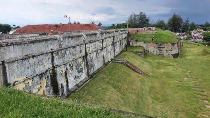 Suasana Benteng Marlborough di Kota Bengkulu, Provinsi Bengkulu. Benteng peninggalan era kolonial ini dibangun antara 1714-1719 oleh East India Company (EIC) di bawah kepemimpinan Gubernur Joseph Collett.