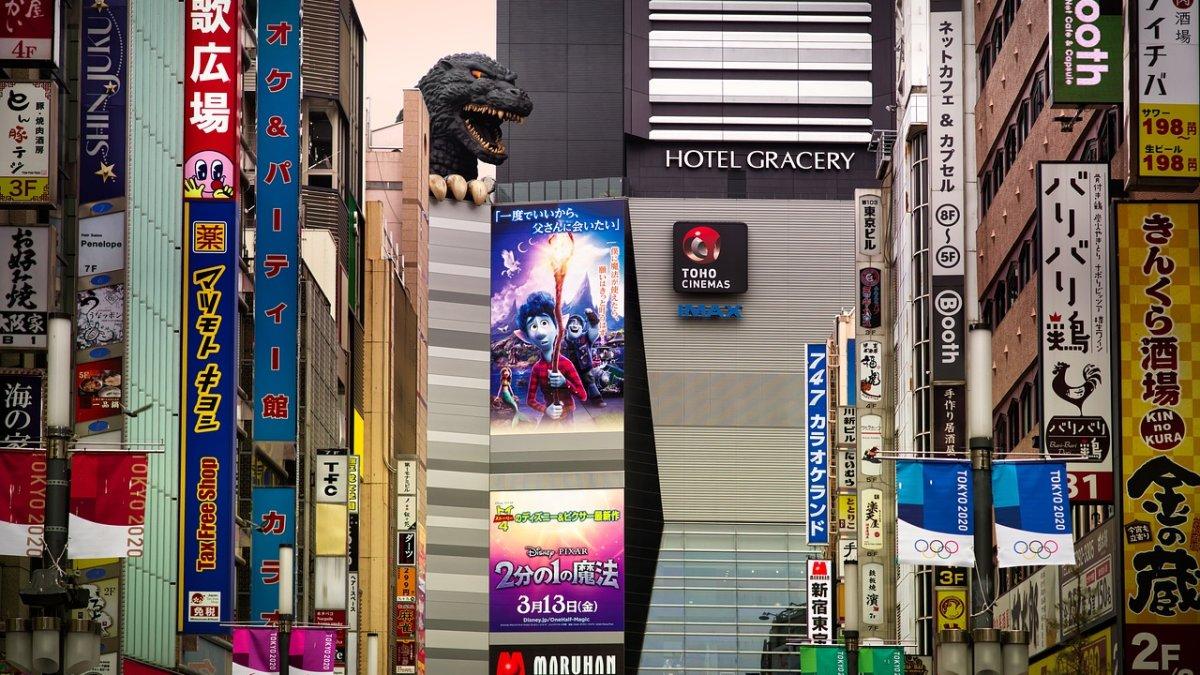 Di Kabukicho Jepang kamu bisa menemukan Godzilla.