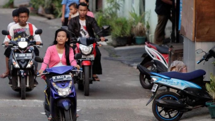 Pengendara sepeda motor di bawah umur dan tak pakai helm.