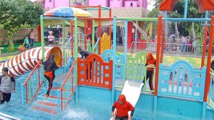 Bermain di kolam anak Lampung Walk Waterpark