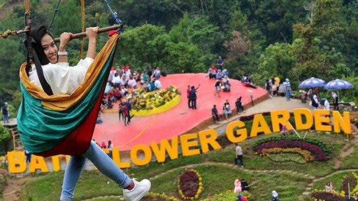 Pengunjung tengah menikmati bermain di Batu Flower Garden