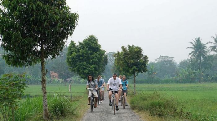 Bersepeda mengelilingi Jogja.