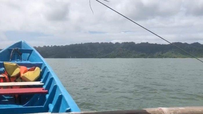 Pelayaran menuju Pulau Nusa Kambangan, Cilacap, Jawa Tengah, Selasa (4/10/2022).