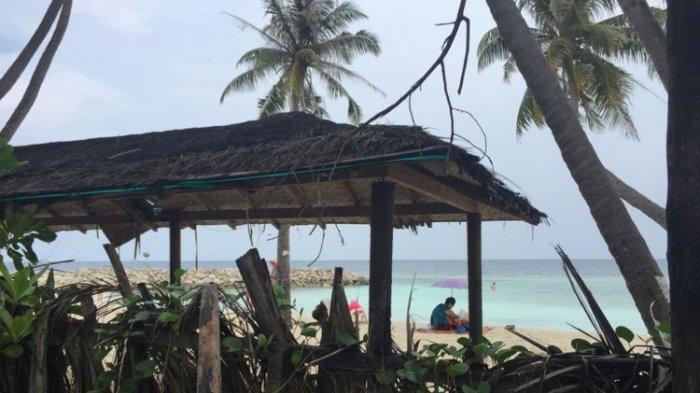 Bikini Beach di Pulau Maafushi, Maldives, bisa diintip dari pinggir jalan. Pantai khusus ini dipagari dengan pelepah pohon kelapa yang disusun rapat, setinggi sekitar 1,5 meter.