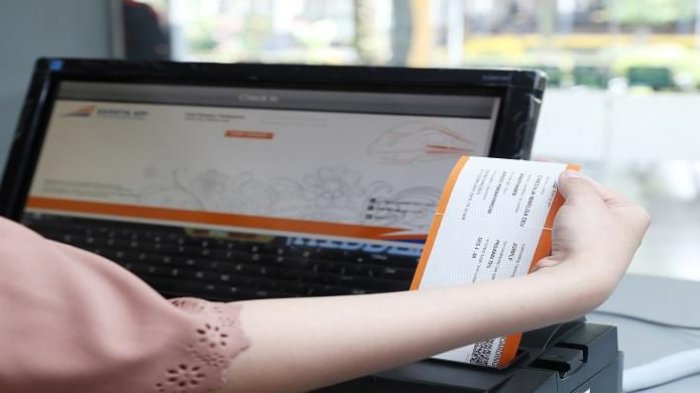 Boarding pass sesuai dengan identitas penumpang, akan keluar setelah mengisi kode booking pada mesin check-in. PT Kereta Api Indonesia (KAI) memperingatkan untuk tidak membuat story kode booking tiket kereta api di media sosial, alasannya bisa berbahaya.