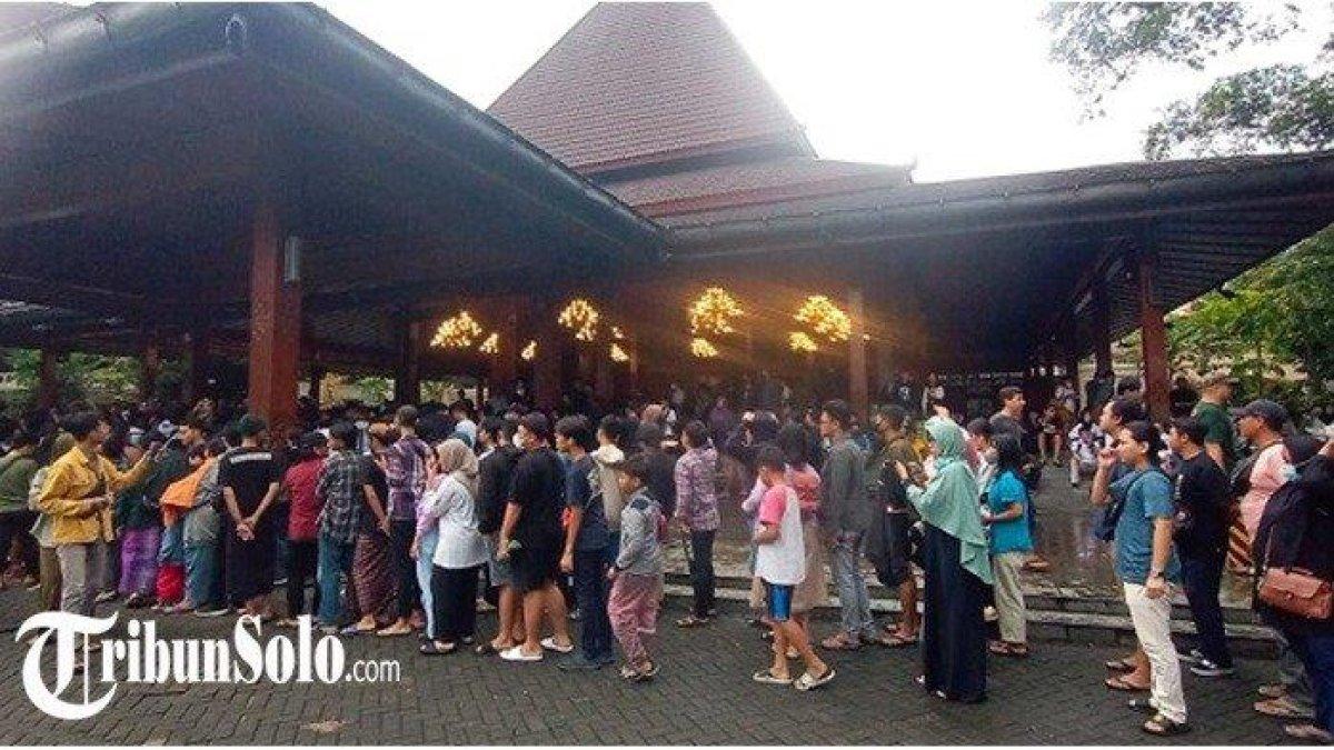 Antrean pembagian takjil gulai ayam di Balai Kota Solo dalam acara Kampung Ramadhan 2023 di Balai Kota Solo, Sabtu (25/3/2023).