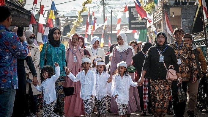 Sejumlah bocah rambut gimbal melakukan ruwatan dalam gelaran Dieng Culture Festival (DCF) pada 2-4 September 2022 di kawasan kompleks Candi Arjuna, Dieng Kulon, Banjarnegara, Jawa Tengah.