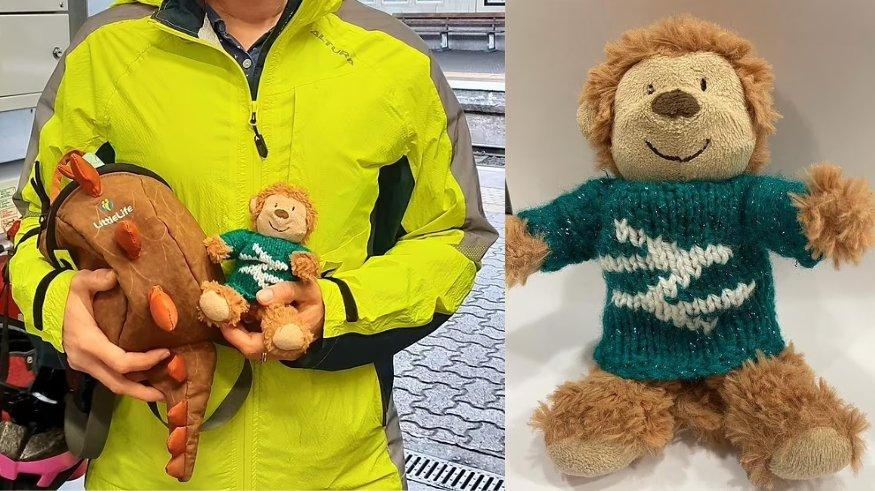 Seorang balita berusia 3 tahun akhirnya menemukan kembali boneka monyetnya dan kembali dengan jumper rajut kecil.
