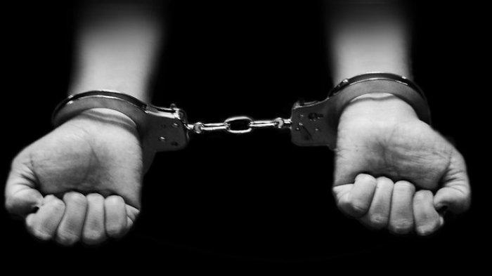 Viral seorang remaja ditangkap polisi gegara sengaja telanjang saat menerima pesanan dari ojol.