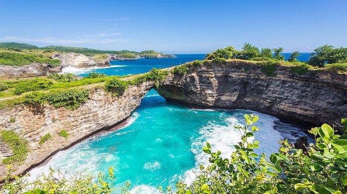 Broken Beach atau Pasih Uwug dalam bahasa lokal (Bali) terletak di bagian barat daya pulau Nusa Penida.