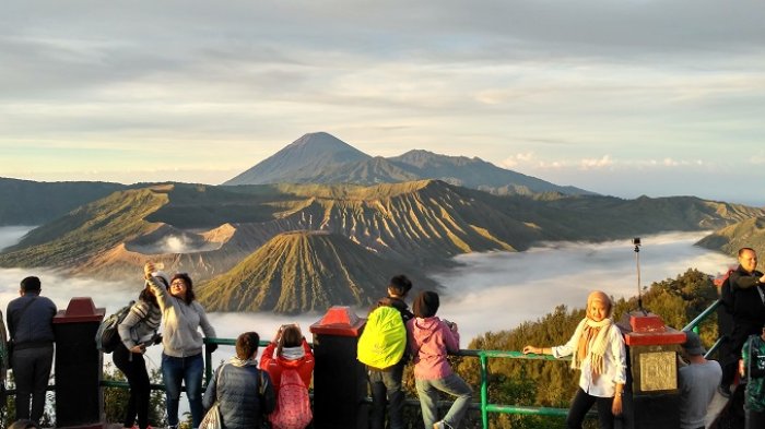 Wisatawan menikmati keindahan kawasan Taman Nasional Bromo, Tengger, dan Semeru (TNBTS), Rabu (25/4/2018). Ada banyak jasa open trip yang menawarkan trip ke TNBTS. Itinerary Bromo 3 hari 2 malam bujet Rp 730 ribuan dengan keberangkatan dari Malang untuk 4 orang sudah termasuk transportasi hingga penginapan.