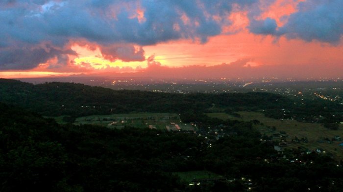 Kota Jogja dilihat dari Bukit Bintang saat senja.