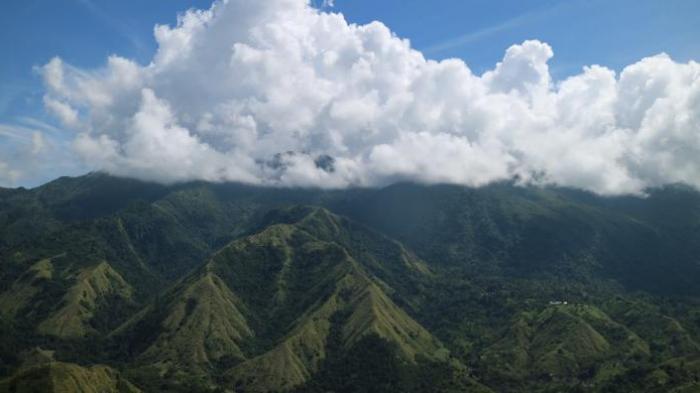 Hamparan perbukitan di Bukit Nona, Enrekang, Sulawesi Selatan.