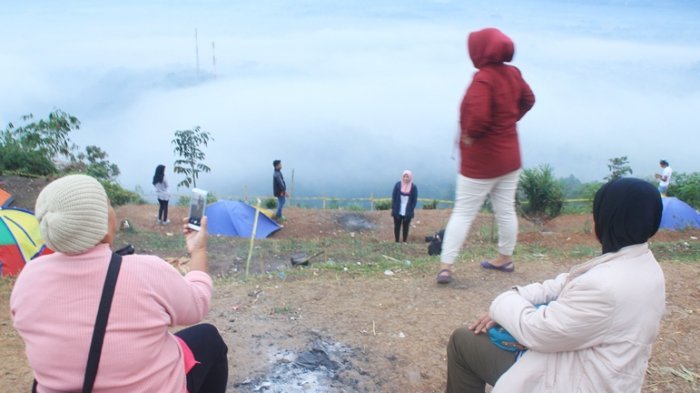 Warga mendirikan tenda di Bukit Pamoyanan, Desa Kawung Luwuk Kecamatan Tanjung Siang Kabupaten Subang.